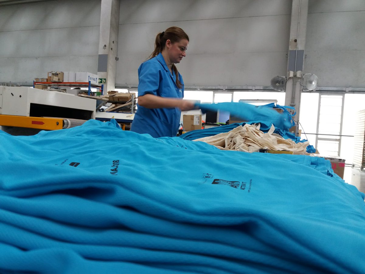 grup_cetsal's tweet photo. Seguim demostrant la qualitat i eficència dels serveis oferits pels Centres Especials de Treball que formen #CETSAL. L’àrea d’impressió publicitària de @fupar ha estampat prop de 4.000 articles amb motiu de la #FMTerrassa!  #festamajorterrassa2018 @prodisterrassa @ciposccl https://t.co/ohCeYIHAdY