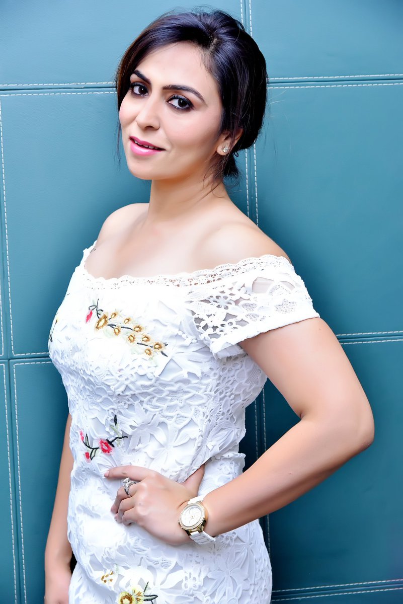 dr_haut's tweet photo. You get what you focus on,
So focus on what you want💕

Dress: White off-shoulder cotton short number from Forever New
Watch:DKNY
Hair &amp; Make up: Charukhurana
Attitude: My Own😉

#HautMonde #MrsIndiaWorldwide #Season8 #Finalist https://t.co/72qTfWZSEb