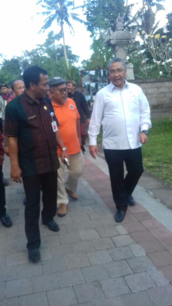 kunjungan <a href="/EkoSandjojo/">Eko P. Sandjojo</a> bersama @Ki_Mangku dan Bapak Kadis PMD Prov. Bali ke Desa Singakerta dan Sayan,  Kab.  Gianyar #DanaDesa #PendampingDesaGianyar <a href="/BaliP3md/">P3MD Bali</a>