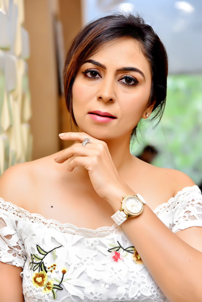dr_haut's tweet photo. You get what you focus on,
So focus on what you want💕

Dress: White off-shoulder cotton short number from Forever New
Watch:DKNY
Hair &amp; Make up: Charukhurana
Attitude: My Own😉

#HautMonde #MrsIndiaWorldwide #Season8 #Finalist https://t.co/72qTfWZSEb