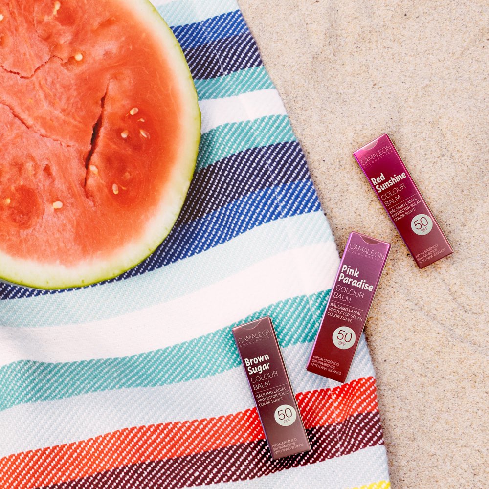 camaleon_spain's tweet photo. Si estás de vacaciones o si tienes por delante un finde de verano no olvides hidratarte, tomar fruta fresca y proteger tu piel y tus labios! 💄🍉☀️🏄‍♀️🏖 #Colourbalm con spf 50 y color irá contigo a todas partes! https://t.co/jHeeLRNDvD