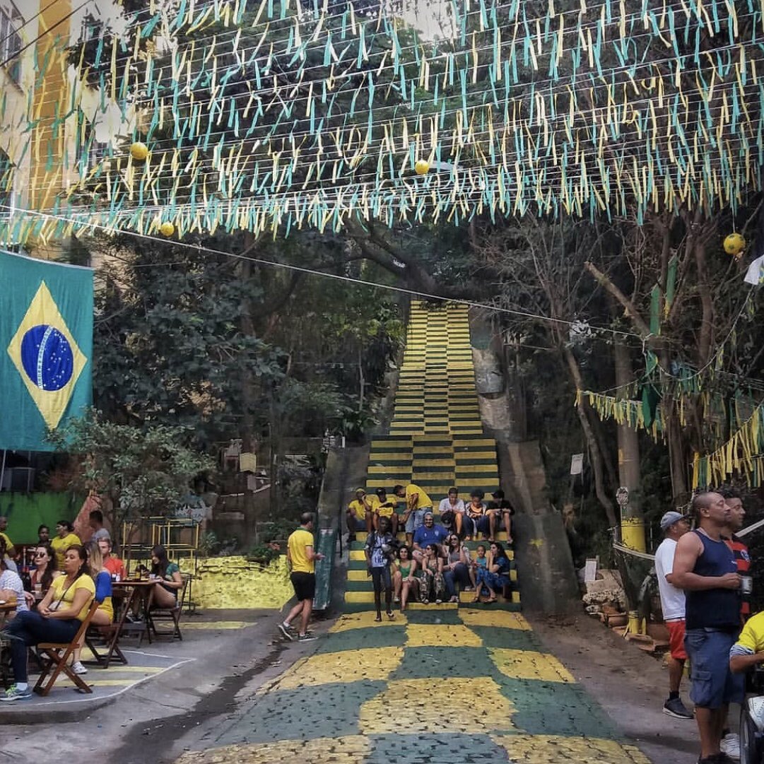 instamission's tweet photo. Hoje é dia de vencer mais um jogo e avançar na Copa rumo ao hexa! A @cariocawanderings registrou esse momento de um genuíno clima de Copa no Rio de Janeiro. Como você celebra na sua cidade? Participe da #instamission363 e vamos torcer juntos!

https://t.co/HvtqlqFUwh https://t.co/jSPy5kp5rg