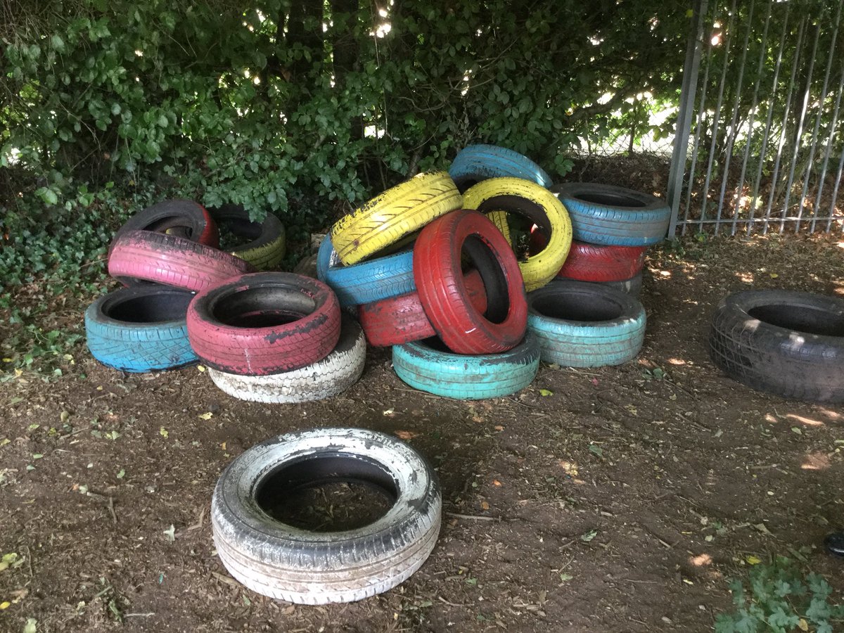 Llysfaen2021's tweet photo. #3BF improving our outdoor areas by adding a touch of colour! #EIC #ACL #brighteningtyres 🎨 https://t.co/5JWYh0BeU0