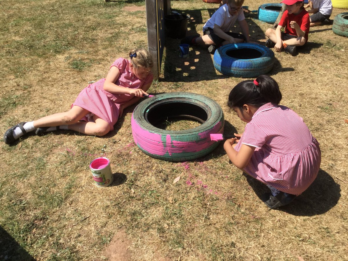 Llysfaen2021's tweet photo. #3BF improving our outdoor areas by adding a touch of colour! #EIC #ACL #brighteningtyres 🎨 https://t.co/5JWYh0BeU0
