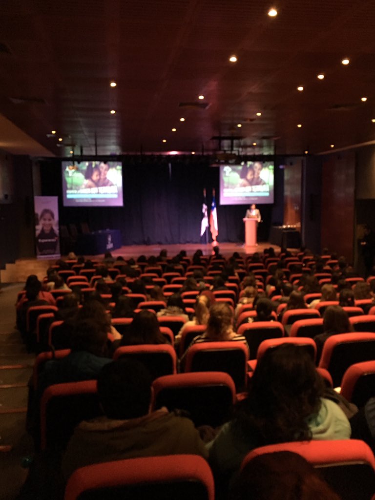 WorldVisionCHL's tweet photo. Partiendo nuestro taller de Crianza con Ternura en @USanSebastian junto a @AGrellert nuestra Asesora Regional de Niñez en Desarrollo y @sanconang, nuestra Directora Nacional. Felices del gran interés que está generando la #infancia en nuestro país ❤️#ModelosDeCrianza https://t.co/ccTro1BppL