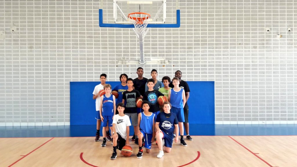 Metropolitans92's tweet photo. Au #LSCBasket, on s'entraîne même le jour des 1/4 de finale @fifaworldcup_fr ! Allez Les Bleus ! #LMFormation #FRAURU https://t.co/ztY5nGB1MT