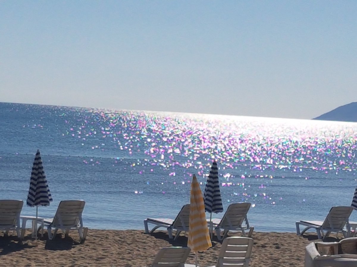 Ve bir nimettir Deniz 
Çünkü olan var olmayan var .