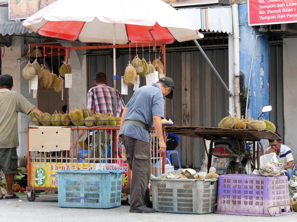 Spurenwechsler's tweet photo. Kennt Ihr eigentlich die #Durian, auch #Stinkfrucht genannt? Stinkt fürchterlich und schmeckt käsig - ist in #Thailand & #Malaysia ein ziemlicher Renner.
#GeorgeTown #Penang #Reiseblog #slowtravel #nonprofit #Fotografie #Natur #Reise #Reisereportagen #Traveler #Weltenbummler https://t.co/vQQuatHr52