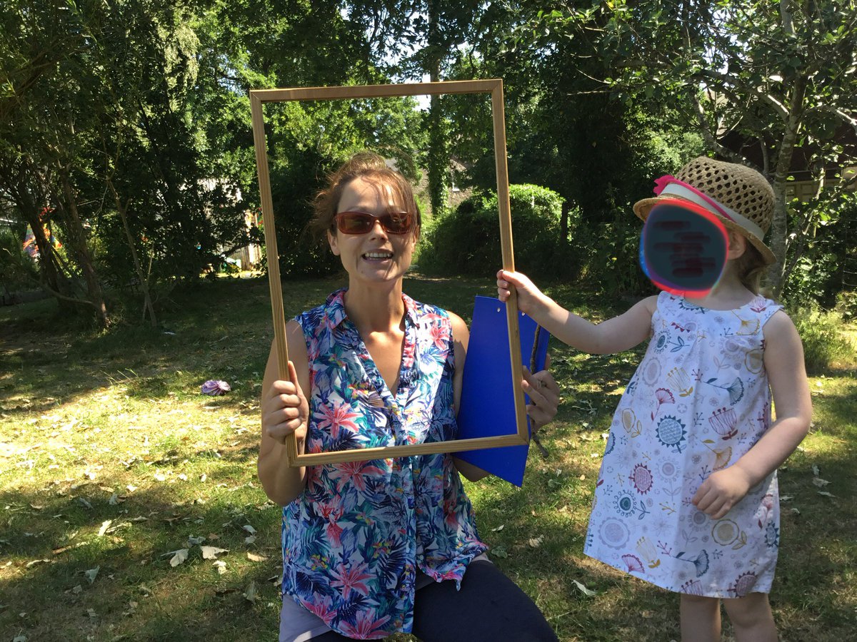 Tynnu lluniau yn yr ardd / Taking photos in the garden . Gallwch chi ddod  o hyd I rhywbeth naturiol? Can you find something natural? <a href="/PowysFp/">Powys FL team</a> <a href="/MudiadMeithrin/">MudiadMeithrin</a> <a href="/_OLW_/">DysguAwyrAgoredCymru/OutdoorLearningWales</a>