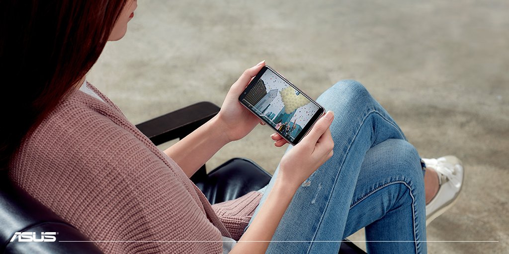 ASUS_PL's tweet photo. Spokojnie możesz usiąść na ławce i obejrzeć ulubiony serial. Bateria #ZenFoneMaxPlus sobie poradzi 😉 https://t.co/srzocWHkYu