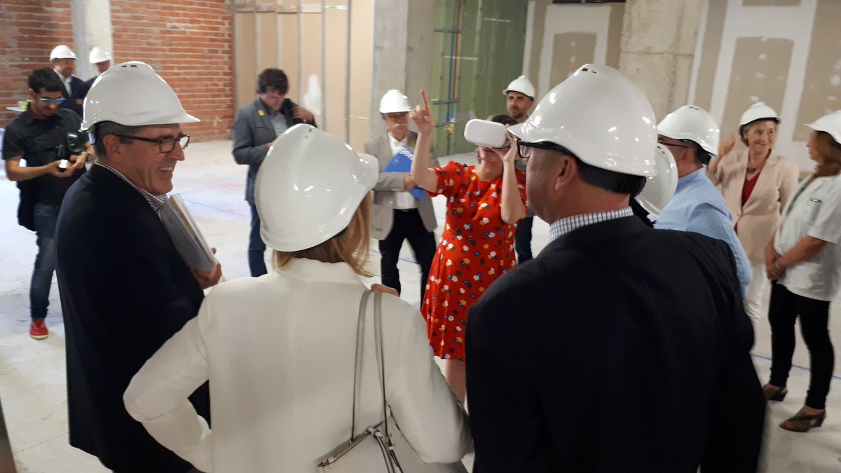 La consellera <a href="/albaverges/">Alba Vergés Bosch 🎗</a> visita l'inici d'obres de la rehabilitació de l' hospital de Figueres.
Ha passejat amb realitat virtual per veure el resultat final. 
#tecnologia #BIM #desdelobra