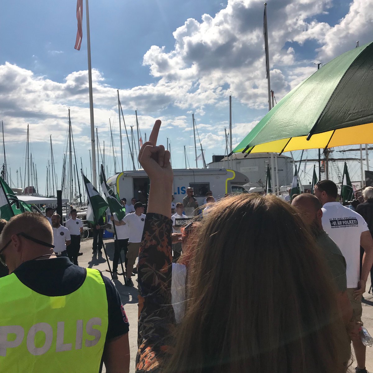 Almedalen just nu. Kvinna som protesterar mot nazisterna och skriker ”Ni skämmer ut hela Sverige!” föses bort av poliser. Nazisterna skanderar ”Ut med packet! Ut med packet!”

Och så en ung kvinnas långfinger i luften.