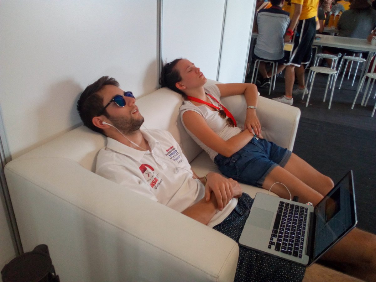 En attendant le début de la compétition sur la piste certains prennent la pause 😪😉