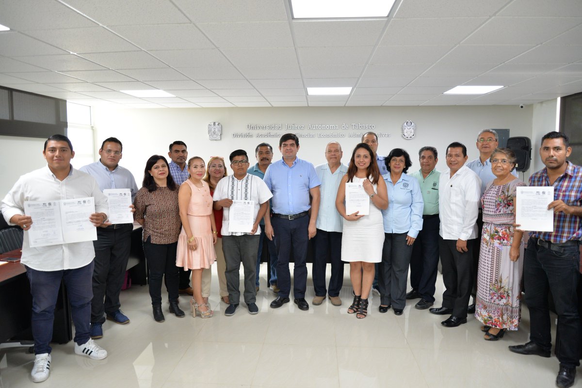 daceamx's tweet photo. El Dr. Lenin Martínez Pérez, Director de la @DACEA_UJAT , entrega cartas de aceptación a los nuevos estudiantes de la 2a Generación de la Maestría en Gerencia Pública y Gobierno. ¡Sean bienvenidos! https://t.co/IZHFLu4TtH