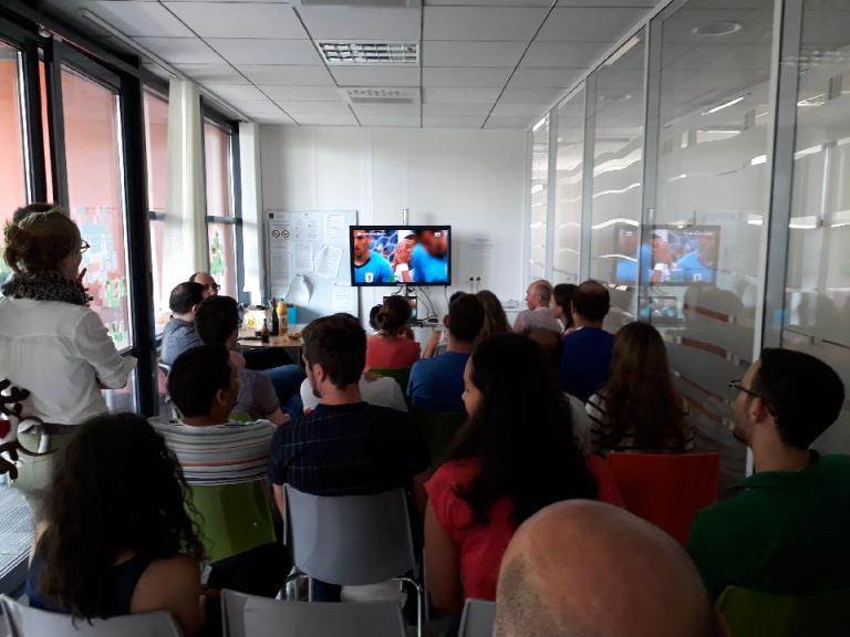 AnjaBencze's tweet photo. #UruFra nix geht mehr in France - Firma schaut kollektiv #Girus 'le chaudron' #Fifa #WC2018 @euronewsde https://t.co/YpiTZfPnO0