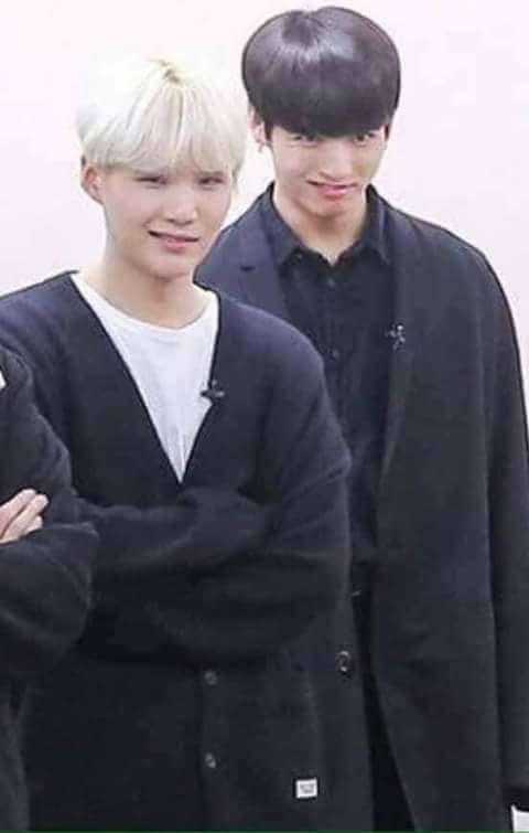 N_Quy_JK1997's tweet photo. Cười thân thiện🙂🙂🙂🙂
#TeenChoice #BTSARMY #Choiceafandom @BTS_twt https://t.co/4dgVkiQ2Zp https://t.co/OptVlFIgR2