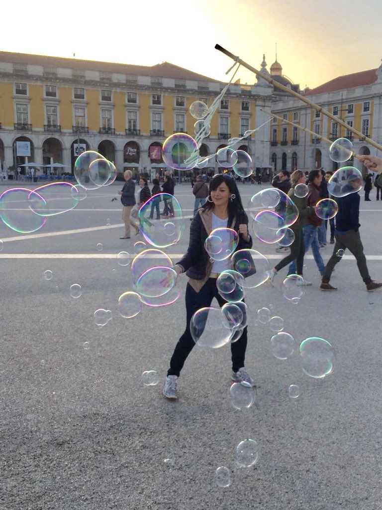 Devo liberarmi del tempo
e vivere il presente giacché non esiste altro tempo
che questo meraviglioso istante.
Alda Merini