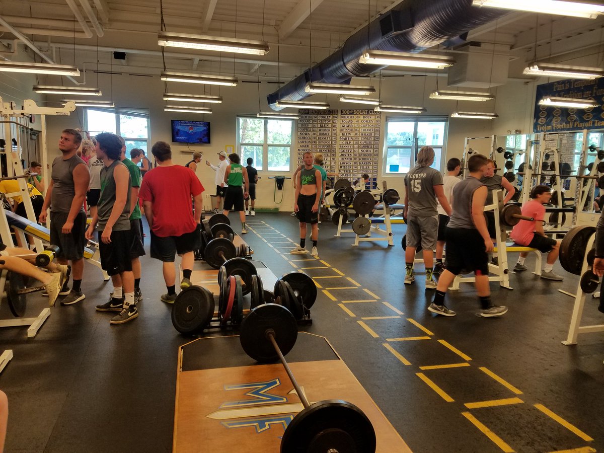 NickFlowers40's tweet photo. Power Cleans and Squats to start the day off! #BringOn2018 https://t.co/8EZnsWYWmB