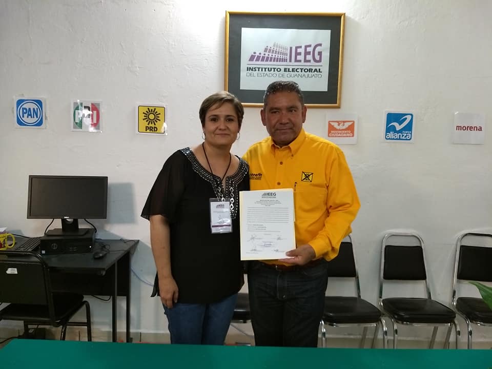 SerafinPrietoA's tweet photo. Gracias a todos por su apoyo y por depositar nuevamente su voto de confianza y creer en mi proyecto para Juventino Rosas. #ContigoElCambioSigue Recibí la Constancia que me acredita como Presidente electo. Gracias a mi partido por el apoyo @PRDMexico @GuanajuatoPRD  @PRDjuventino https://t.co/sIvNENytda