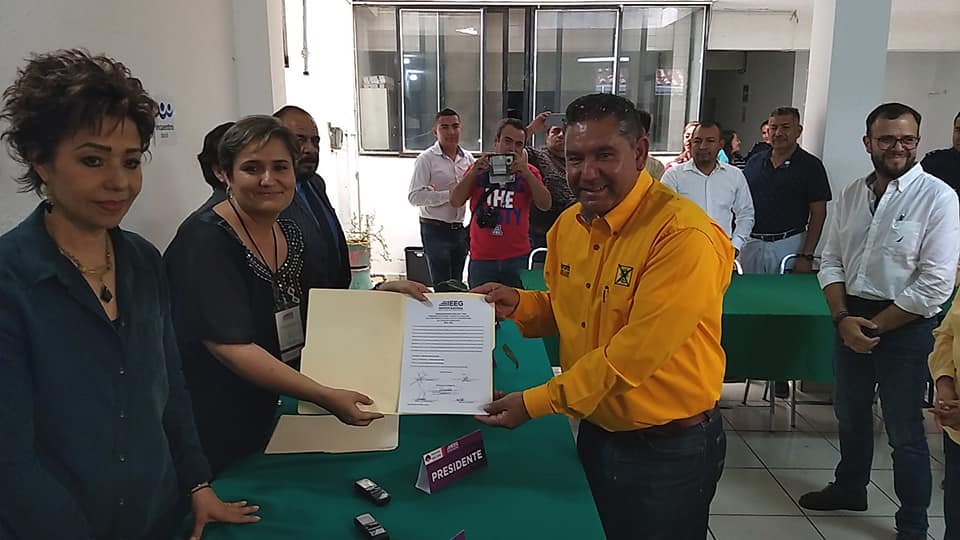 SerafinPrietoA's tweet photo. Gracias a todos por su apoyo y por depositar nuevamente su voto de confianza y creer en mi proyecto para Juventino Rosas. #ContigoElCambioSigue Recibí la Constancia que me acredita como Presidente electo. Gracias a mi partido por el apoyo @PRDMexico @GuanajuatoPRD  @PRDjuventino https://t.co/sIvNENytda