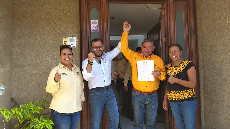 SerafinPrietoA's tweet photo. Gracias a todos por su apoyo y por depositar nuevamente su voto de confianza y creer en mi proyecto para Juventino Rosas. #ContigoElCambioSigue Recibí la Constancia que me acredita como Presidente electo. Gracias a mi partido por el apoyo @PRDMexico @GuanajuatoPRD  @PRDjuventino https://t.co/sIvNENytda