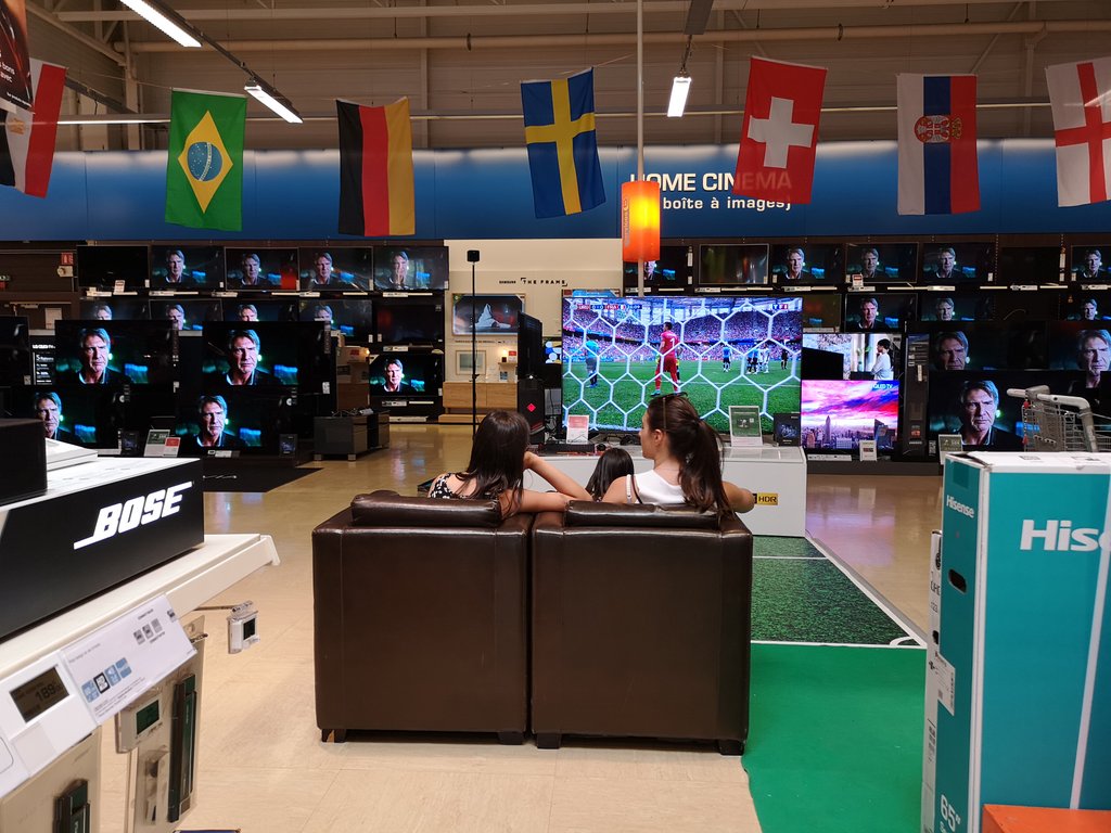 FranckBazin65's tweet photo. Bon, pas la grande foule quand même. #FRAURU #CM2018 https://t.co/QxHqjMmCQl