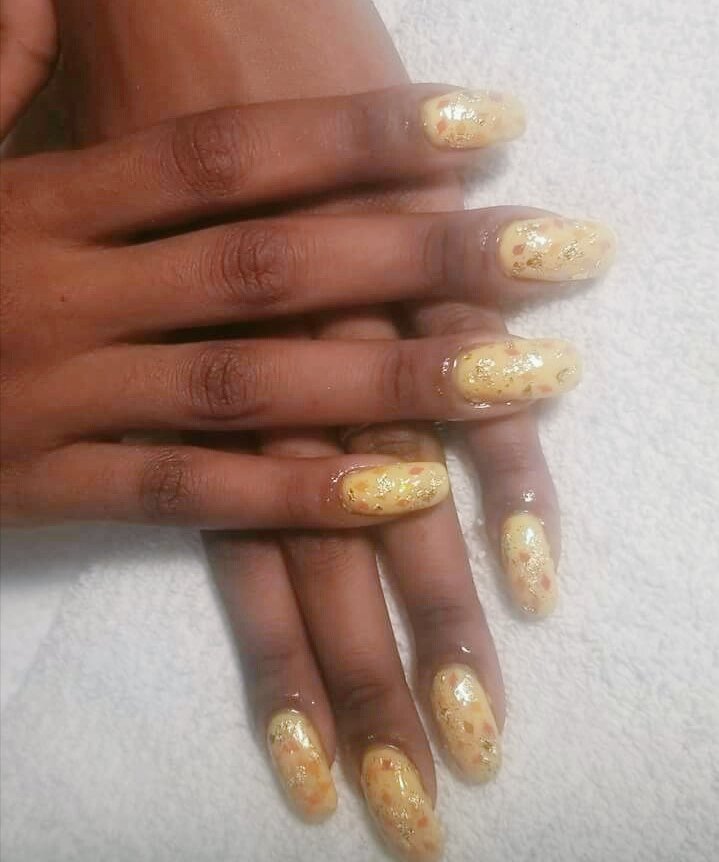 1CurV_Chic's tweet image. Yellow &amp;amp; orange with yellow confetti &amp;amp; gold foil. #LicensedNailTech #NailSlayer #DopeNails #SheCold 😎🙁