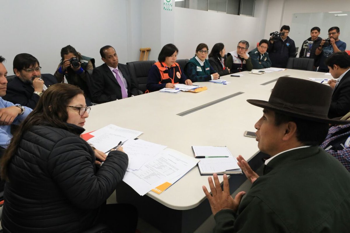 MimpPeru's tweet photo. #PrevenciónEnAcción | #Apurímac | Ministra Mendieta, en representación del Ejecutivo, se reúne con autoridades locales para conocer el trabajo que realizan a favor de población afectada por el descenso de temperaturas. https://t.co/qNw1FGXXJ8