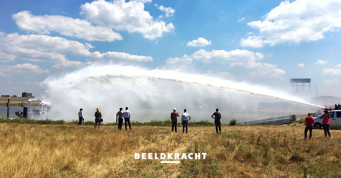 Een indrukwekkende foto tijdens de opnames bij DNM International. En dit was slechts een test... De uiteindelijke waterstraal kwam bijna 2 keer zo ver!