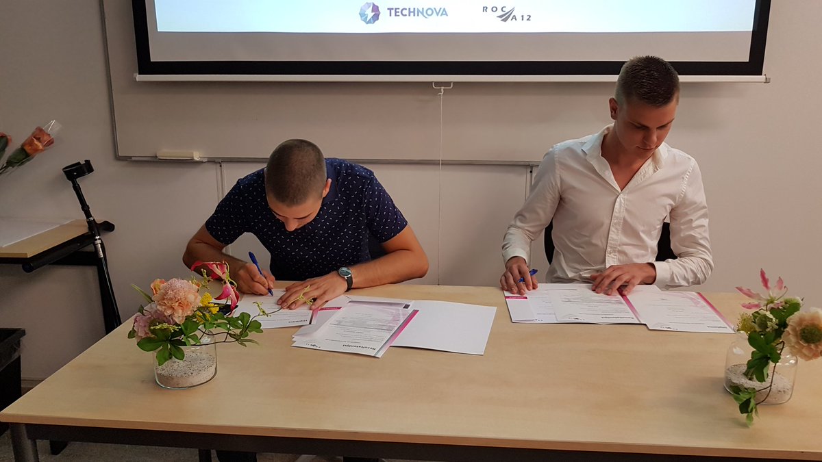 jthsonneveld's tweet image. De developers Stefan en Stef van @ScenePicker onderteken hun diploma op @ROCA12online 
Twee kanjers die beide gaan doorstuderen. Top.
Gefeliciteerd.

#webdevelopment 
@ICTValley 
@ICT_Campus