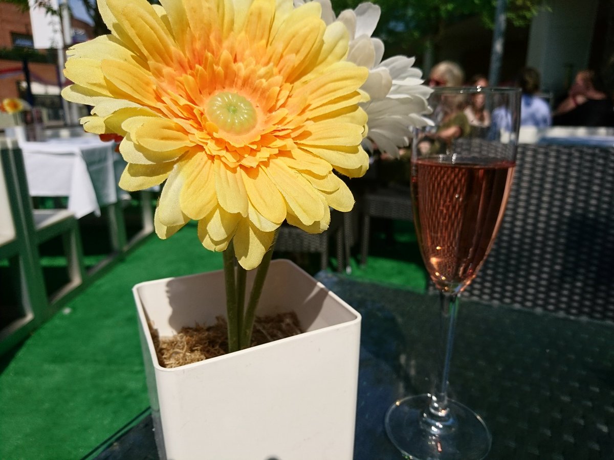 CV_Slater's tweet photo. A perfect end to an amazing conference. Let's just call this 'self care' 😎 Thanks to everyone @amosshe_uk for such an inspiring conference #AMOSSHE2018 https://t.co/cDTm4OVWax