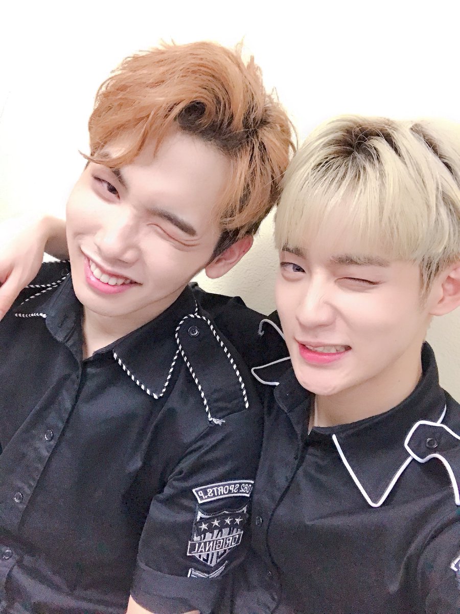 DongyoonGermany's tweet photo. [SPECTRUM OFFICIAL TWITTER]
trans: spectrum time travel series #56 
While waiting the 98‘ line is playing while taking pictures
-
what do they see? o: 
-
#SPECTRUM #Dongyoon #KimDongyoon #Villain #스펙트럼 #스���트럼동윤 #김동윤 #동윤 #빌런. https://t.co/h8whOv5NcL