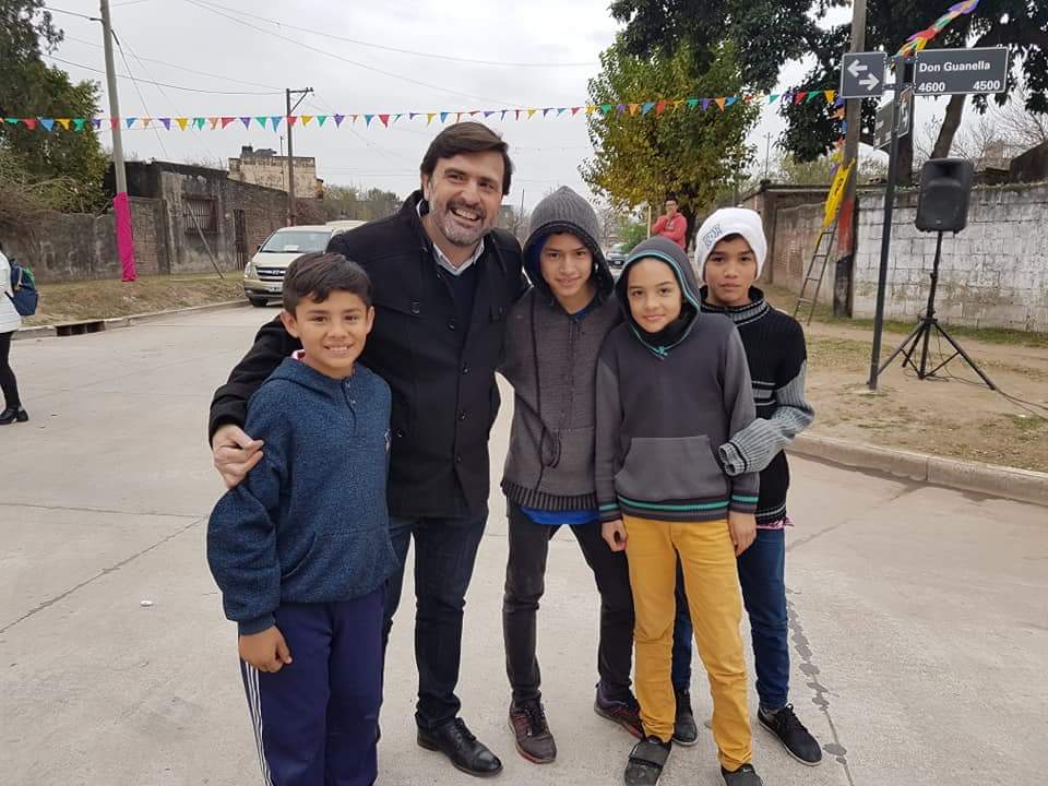carlospereiraSF's tweet photo. #PlanNorte
Con @josecorralSF inauguramos la pavimentación de Guanella, Europa y Azopardo.
15 cuadras que mejoran la accesibilidad a los barrios Las Flores y San Martín, a la escuela Malvinas Argentinas y al #JardínMunicipal.
#LoEstamosHaciendoJuntos https://t.co/7pHEOu8vHY