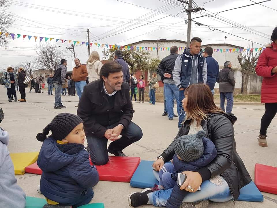 carlospereiraSF's tweet photo. #PlanNorte
Con @josecorralSF inauguramos la pavimentación de Guanella, Europa y Azopardo.
15 cuadras que mejoran la accesibilidad a los barrios Las Flores y San Martín, a la escuela Malvinas Argentinas y al #JardínMunicipal.
#LoEstamosHaciendoJuntos https://t.co/7pHEOu8vHY