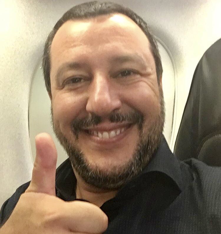matteosalvinimi's tweet photo. Si vola, sono orgoglioso di Voi.
Un bacione a buonisti e rosiconi😁 https://t.co/rdYHtwMNb4