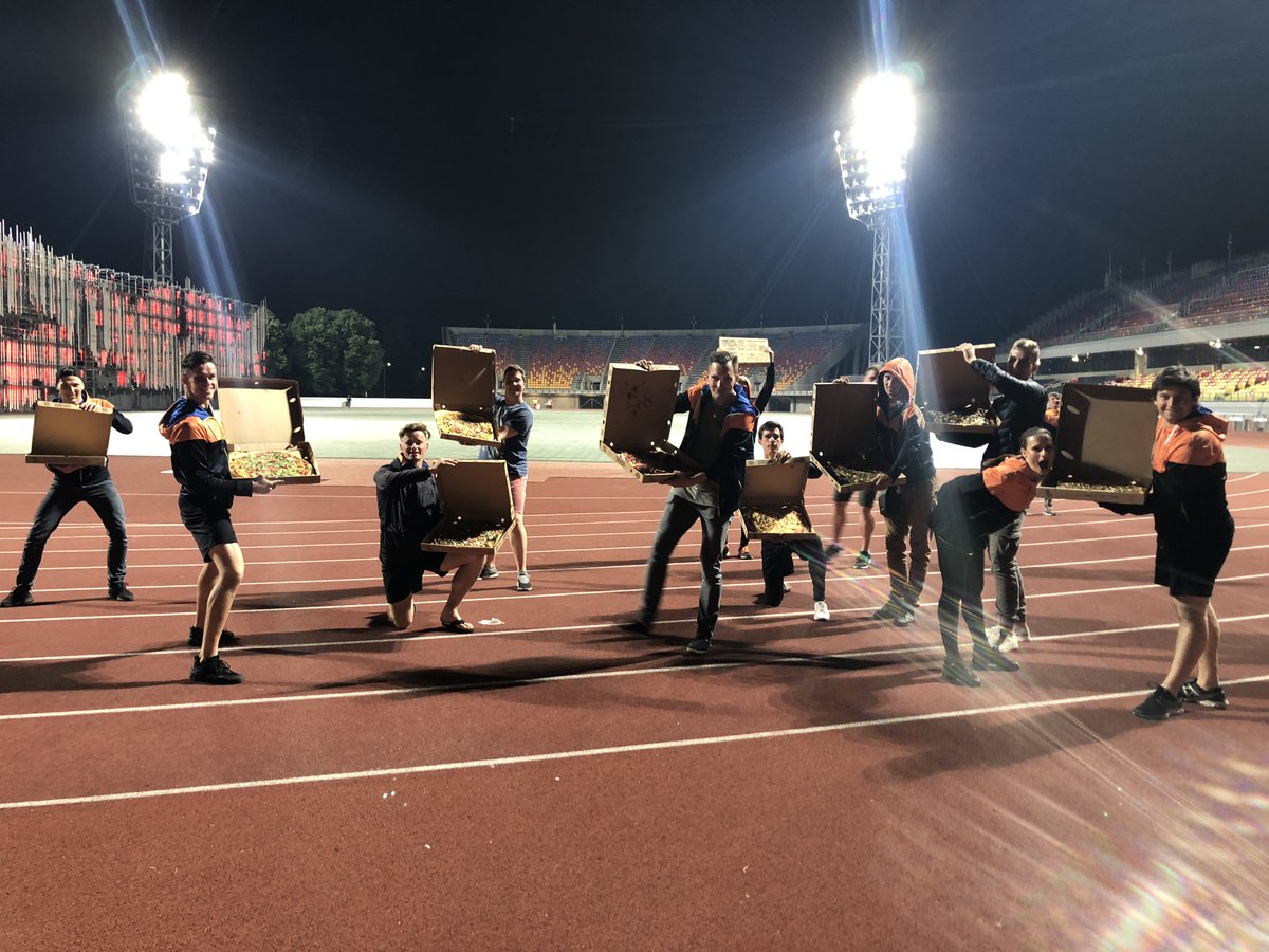 Lai dziesmas tālu skan un dejas solis tālu ved, nogādājām LuLīgākajiem kolektīviem gardas picas! 🍕
Krāšņus svētkus! 🎉🏟🇱🇻