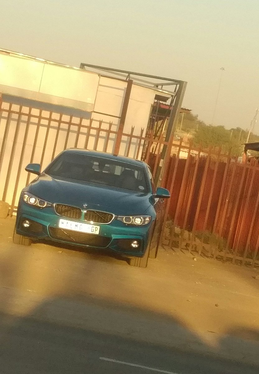 KimberleyDistr1's tweet photo. Dude comes with a flashy 450M, thinking we can scheme him re tshware some hot chicks, kante die man ene o batla go tshwara rona 🤔 https://t.co/Jk8S0eFAMB