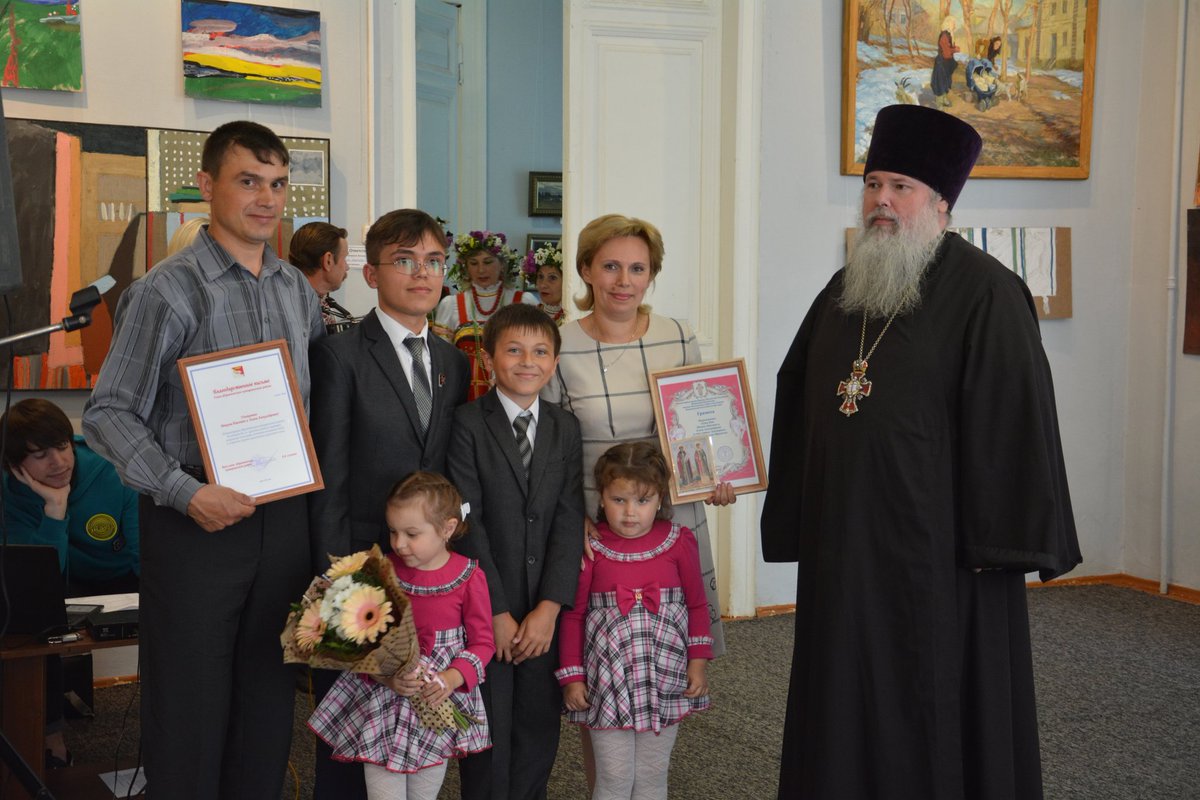 В преддверии Дня семьи, любви и верности в Картинной галерее чествовали лучшие семьи города и района