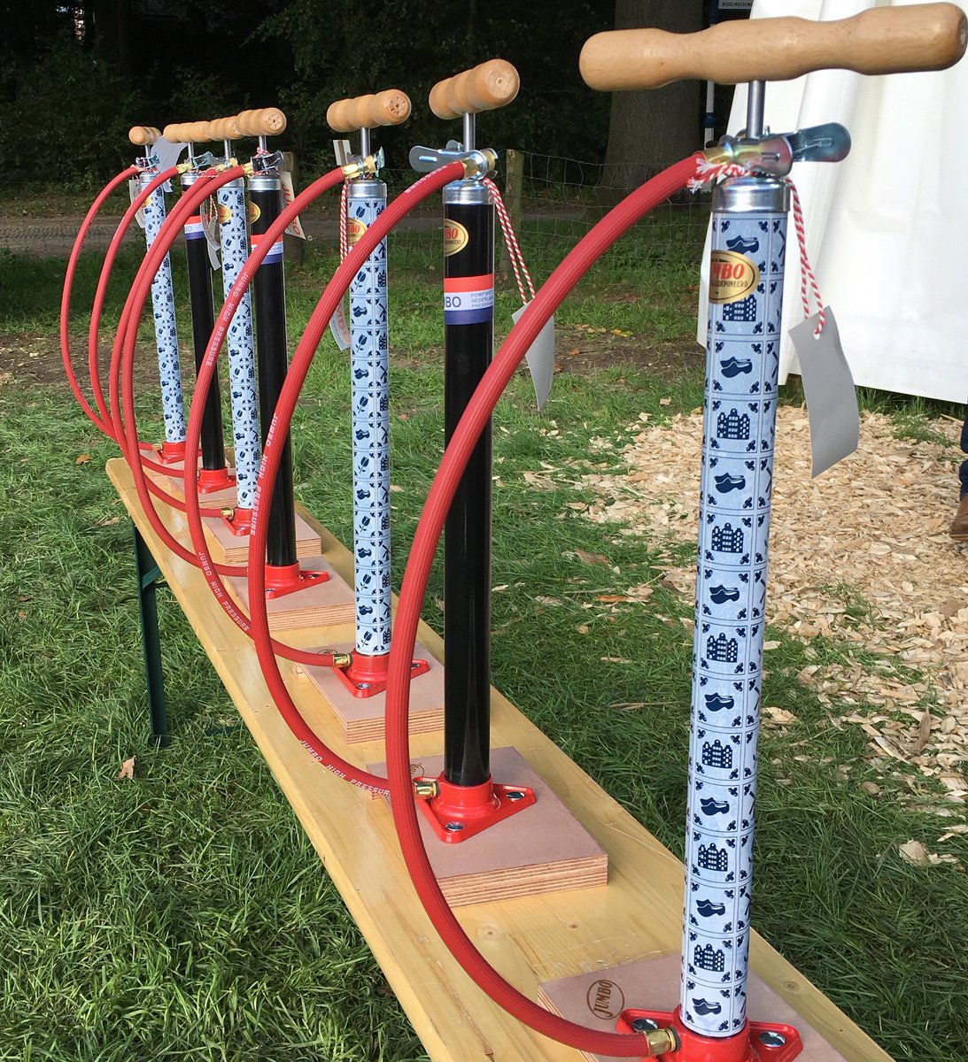 Morgen begint de #TourdeFrance! En dan kan je nog zo hard fietsen, zonder opgepompte banden kom je nergens... en win je zeker geen etappe! jumbofietspompen.nl/webshop #fietsen #fietsrit #jumbopomp #fietspomp #etappe #Frankrijk #zomervakantie #fietssport #cycling