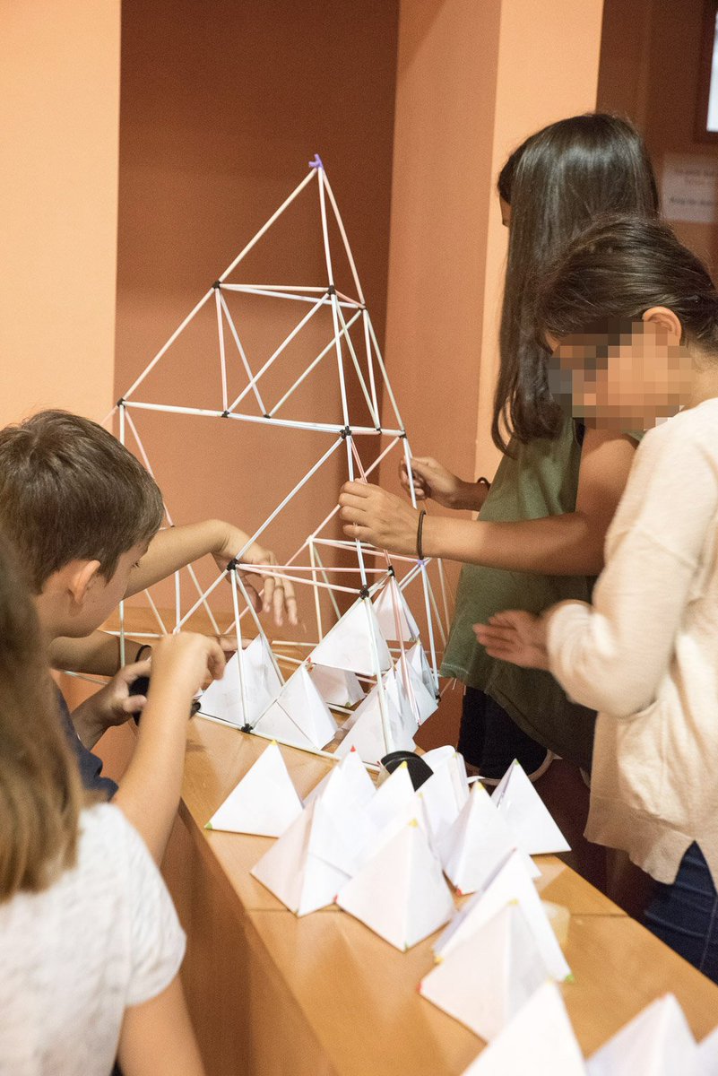 marcmonticelli's tweet photo. Pour leur dernier jour de classe, les élèves de CM2 de l'école Nikaïa sont venus fabriquer des #SolidesDePlaton et une fractale de #Sierpinsky géants au labo de #Maths de #Nice06 #LJAD @Univ_Nice @INSMI_CNRS https://t.co/P492LgGxue