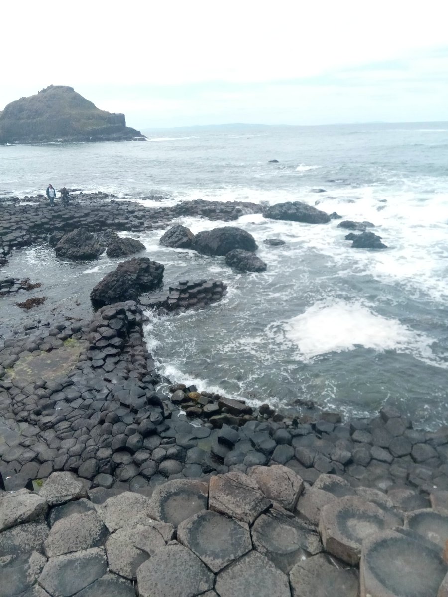 geoENV2018's tweet photo. At the Giants Causeway.  Lava flows, columnar basalts and weathered paleosoils. #geoENV2018 #FieldtripFriday @GCausewayNT @CooperGeoNI @mckinley_geojen @drsamroberson @GeoConor  Al Ruffell @QUBelfast @GeoSurveyNI @GeolSurvIE https://t.co/gOOAYT0E43