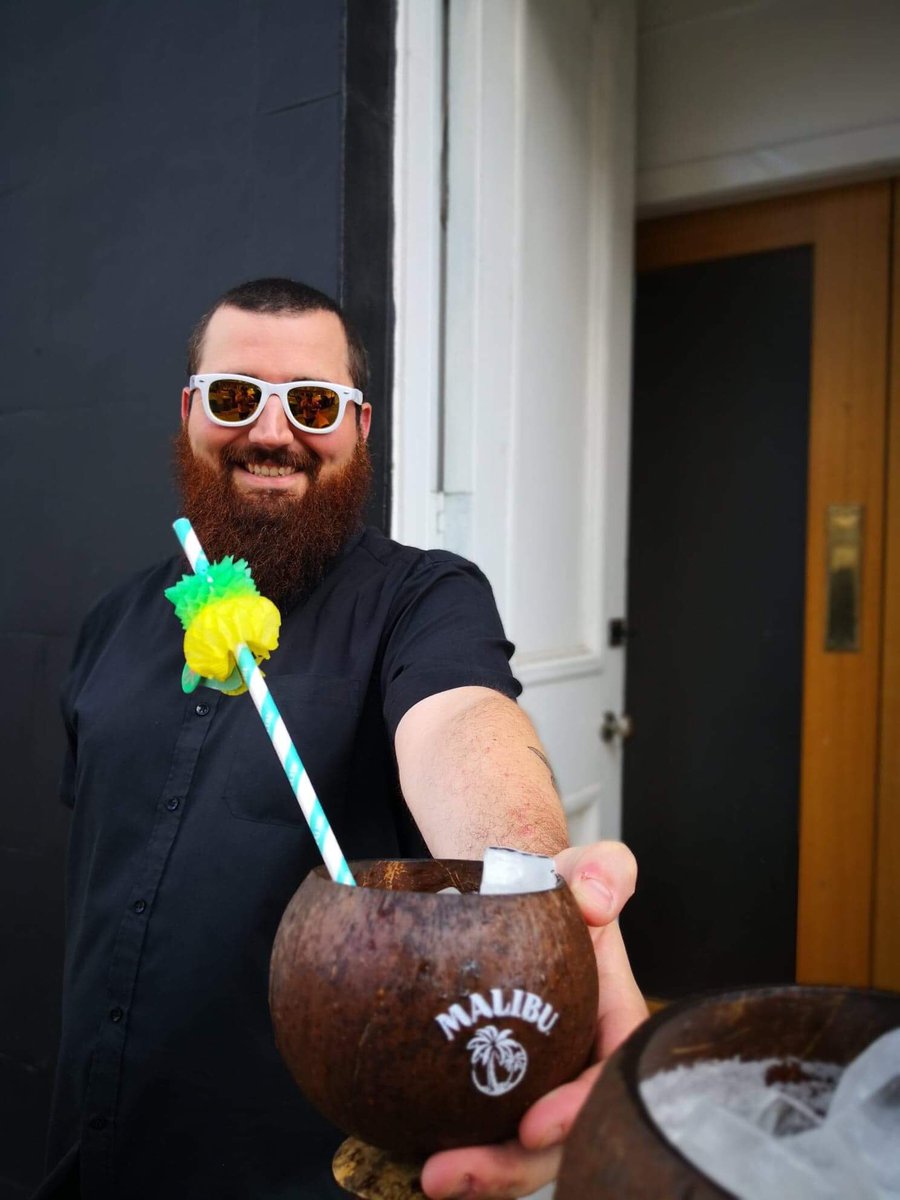 It’s the Piña Colada weekender! Culminating on Tuesday - National Piña Colada day! It’s super nice outside and totally tropical in some of the hottest bars! Swing by, grab a drink and relax with Sam and Jody - your resident #malibros 
#kinedinburgh #friday #friends #family #fun