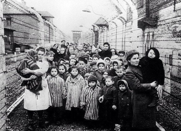 Январь 1945 . Красная Армия освободила детей из Освенцизма. Об этом Европа пытается забыть. Кому не безразлично передавайте дальше, чтобы помнили!