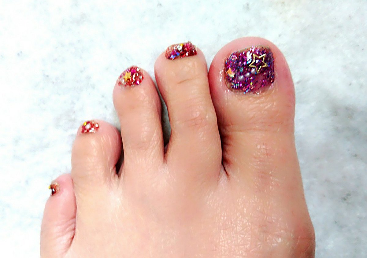 Emma ゆるいセルフネイラー フットネイルに早速しずくさんのシールを貼ってみた 元々プラネットネイルを塗っていて その上に貼っただけ 苦笑 元のカラーがキラキラすぎて シールがよく見えない ポリッシュ セルフネイル ほぼ100均ネイル