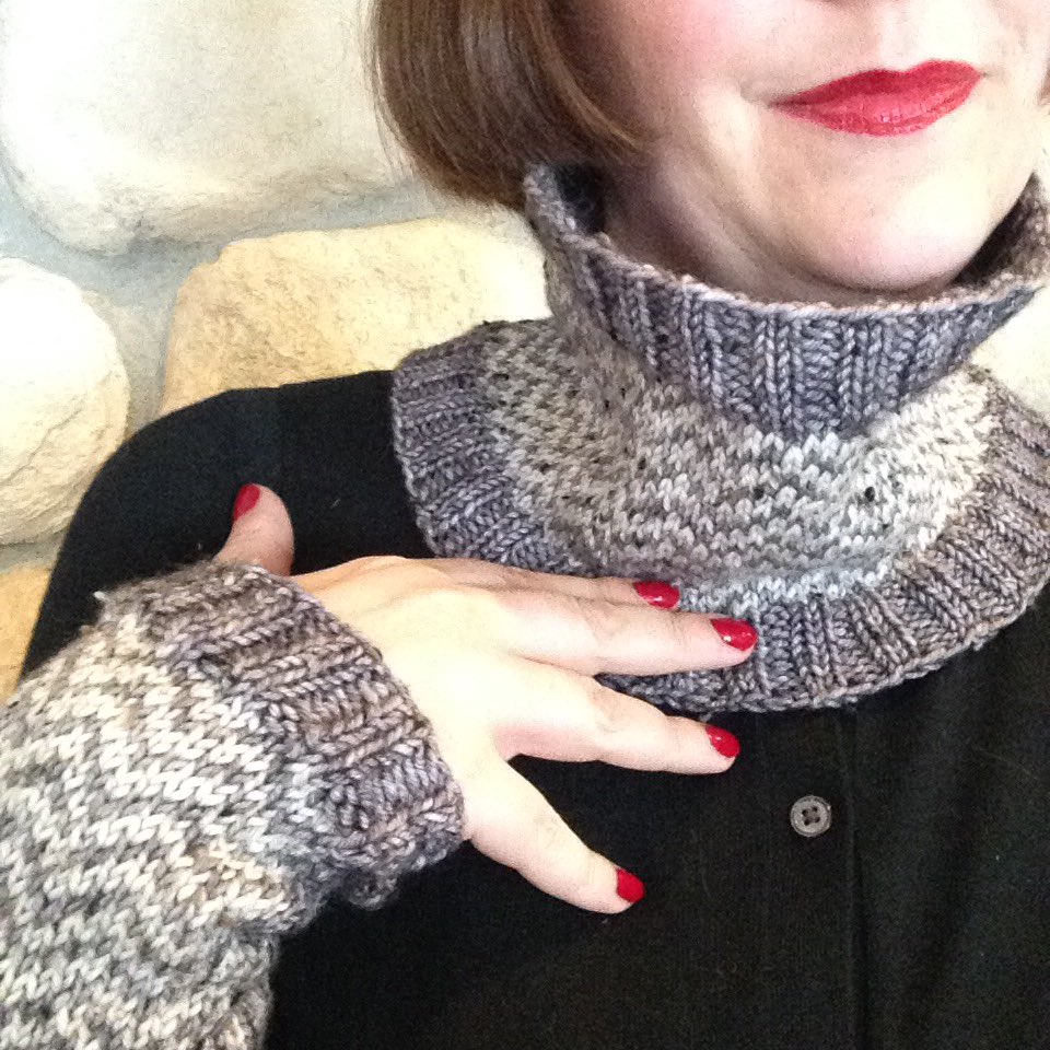 mpranica's tweet photo. Harris Cowl and Gauntlets pattern is now available on Ravelry!
#Ravelry #indiedesigner #knitting https://t.co/8o0dbqatpz