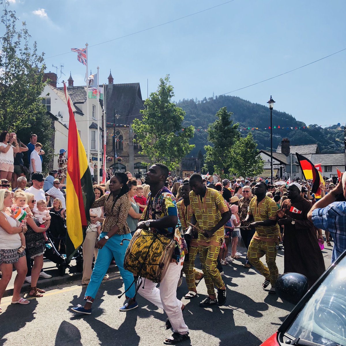 elin_manahan's tweet photo. CARU/LOVE the spirit of #Llangollen2018 #parade https://t.co/C8wb6qywb1
