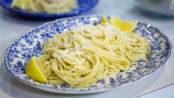 Here is a healthy Italian twist: Creamy lemon pasta and spaghetti squash Alfredo. #fuel #healthypasta #spaghettisquash #ytly #youngerthanlastyear #RobertTronch  on.today.com/2u13ecg