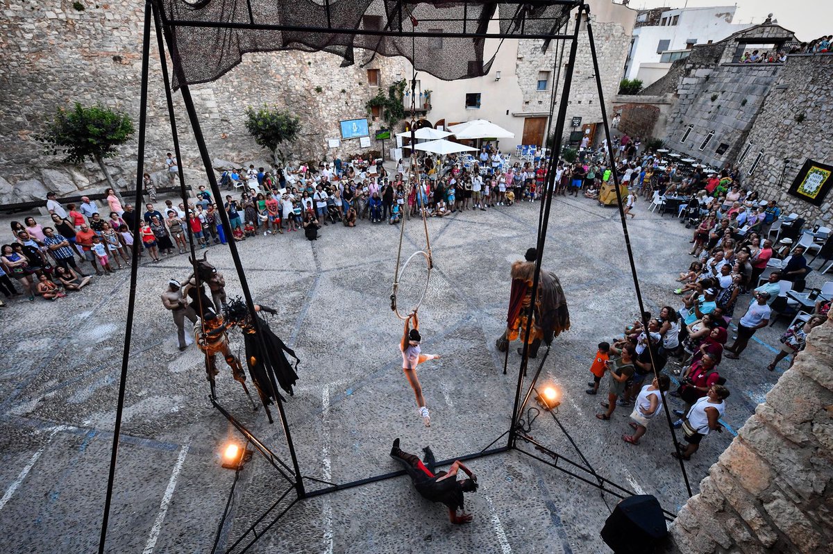vilarjavi's tweet image. Comienza @TeatroClasicoP @dipcas con la obra #diosesymonstruos x el casco antiguo de @_peniscola #orgulldecs