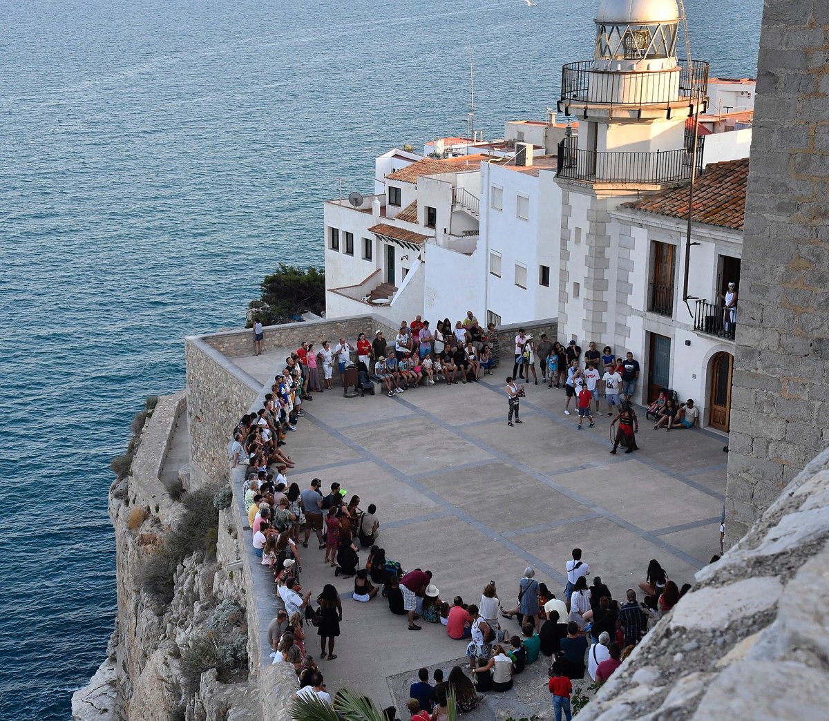 vilarjavi's tweet image. Comienza @TeatroClasicoP @dipcas con la obra #diosesymonstruos x el casco antiguo de @_peniscola #orgulldecs