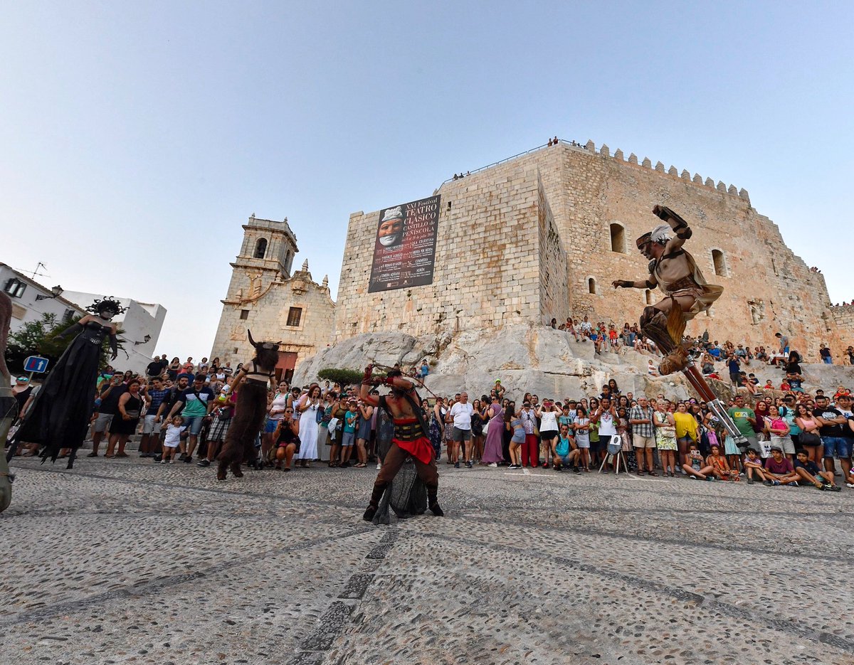 vilarjavi's tweet image. Comienza @TeatroClasicoP @dipcas con la obra #diosesymonstruos x el casco antiguo de @_peniscola #orgulldecs